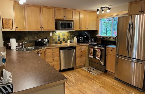 East Kootenay Cabina | Cheerful 3 bedroom cabin with indoor fireplace