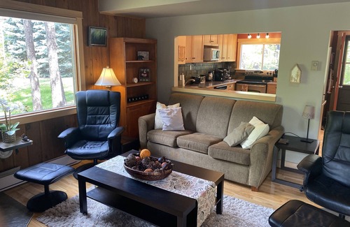 East Kootenay Cabina | Cheerful 3 bedroom cabin with indoor fireplace