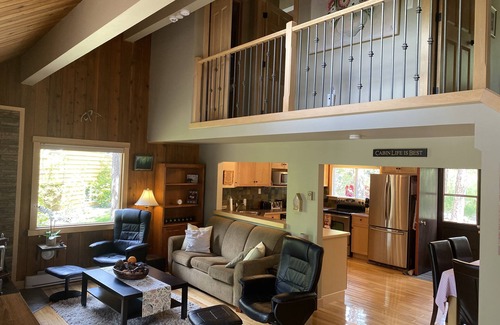 East Kootenay Cabina | Cheerful 3 bedroom cabin with indoor fireplace