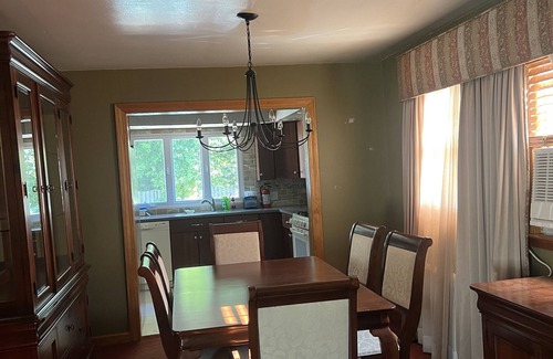 Woodbridge Casa | Cheerful 3 bedroom house located heart of new jersey.