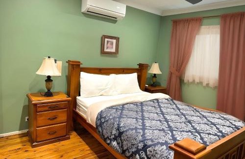 Kingswood Casa | Cheerful 4 Bedrooms With Free Parking