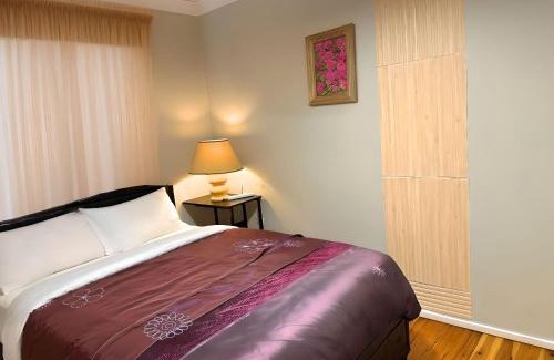 Kingswood Casa | Cheerful 4 Bedrooms With Free Parking