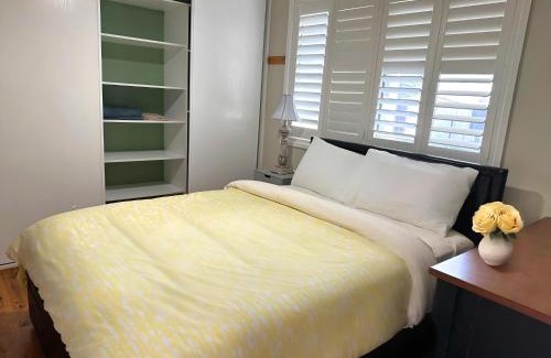 Kingswood Casa | Cheerful 4 Bedrooms With Free Parking