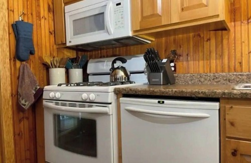 Pauma Valley Cabina | Cheerful Bluebird Crest Cabin with indoor fireplace