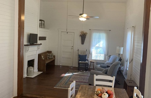 Coolidge Cabaña | Cheerful Cottage, full of Southern Charm