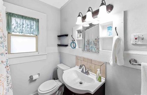 Woodfin Casa | Cheerful Cottage Retreat with Quick Downtown Access