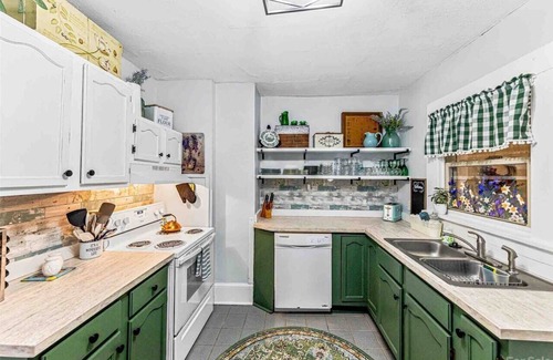 Woodfin Cabaña | Cheerful Cottage Retreat + Quick Downtown Access