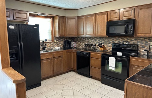 Fairfield Bay Casa | Cheerful home next to Fairfield Bay Marina with fire place