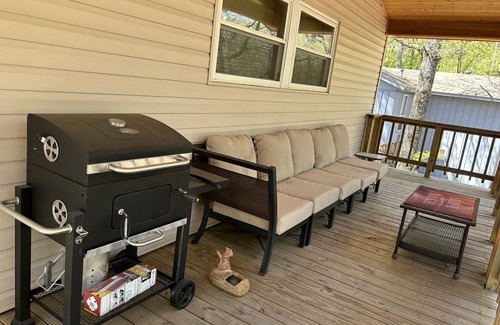 Fairfield Bay Casa | Cheerful home next to Fairfield Bay Marina with fire place