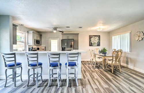 Golden Glades Casa | Cheerful Miami Escape w/ Lake Access