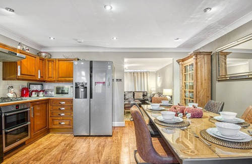 Bourne End Casa | Cheerful river front town house with parking