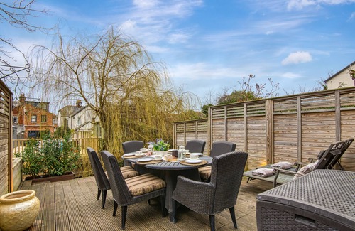 Bourne End Casa | Cheerful river front town house with parking