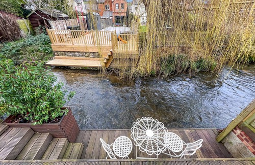 Bourne End Casa | Cheerful river front town house with parking