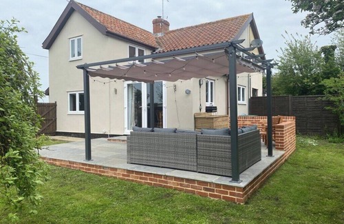 Framlingham Cabaña | Cheerful two bedroom cottage with field views