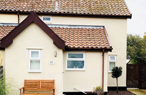 Framlingham Cabaña | Cheerful two bedroom cottage with field views