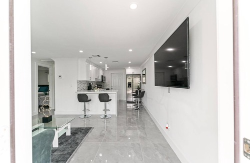 Greenacres Casa | Cheerful Vacation home 2/1 with outside hot tub