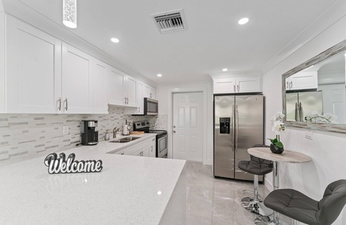 Greenacres Casa | Cheerful Vacation home 2/1 with outside hot tub