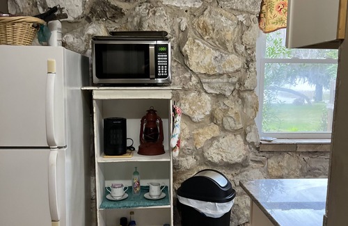 Hernando Cabaña | Cheerful water front stone cottage. With beach. on bike trail.