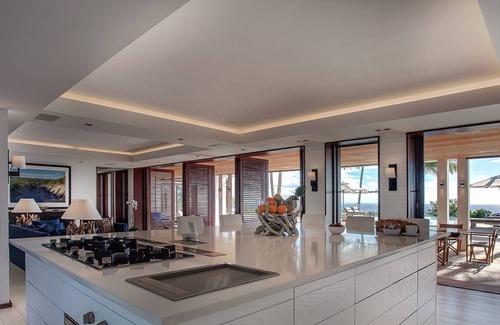 Gouverneur Villa | Chef included by Fantasia Villas: Maison Blanc Bleu