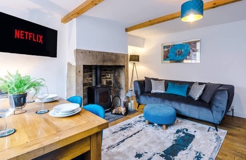 Honley Condominio | Cherry Blossom Cottage - Parking -Pet Friendly