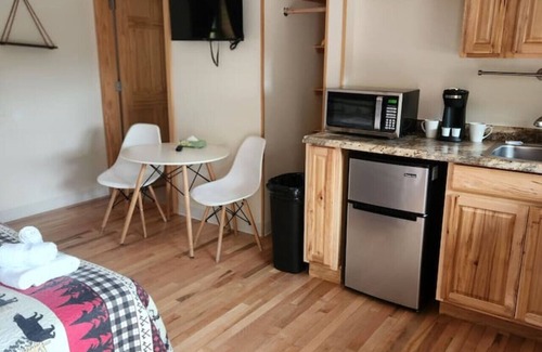 Bethlehem Complejo | Cherry Lodge: King Room Near Nature Trails