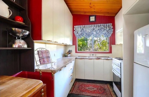 Leura Cabaña | Cherry Tree Cottage - Old-World Cottage, 3 Bedroom, A/C, Fireplace, Bath, Garden