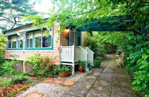 Leura Cabaña | Cherry Tree Cottage - Old-World Cottage, 3 Bedroom, A/C, Fireplace, Bath, Garden
