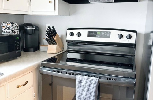 Piqua Apartamento | Chic 2-Bedroom Retreat With 2 TV’s