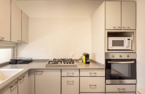 Kerem HaTeimanim Apartamento | Chic 3BR Apt on the Beach by Sea N' Rent