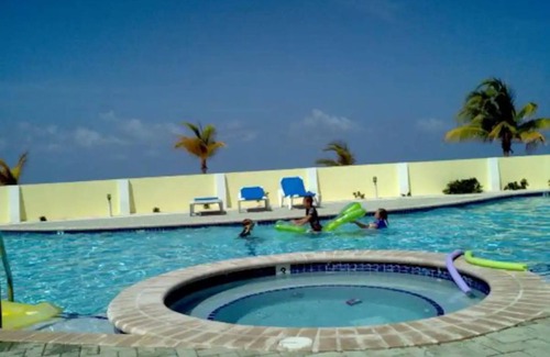 Colliers Bay Apartamento | Chic beach front studio with fitness room, WiFi, king size bed and scenic patio