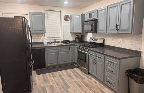 Southwest Center City Casa | Chic & Cozy 2-bedroom Oasis Retreat with WiFi & AC in the heart of Philadelphia