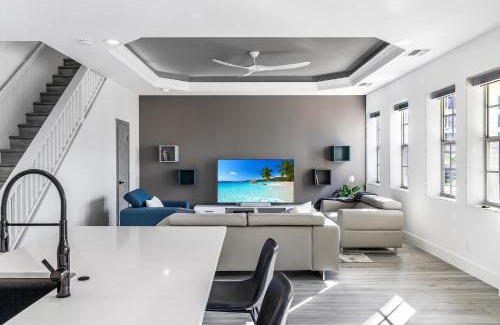 Fort Myers River District Casa | Chic & Cozy River District Townhouse