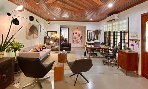 Tunku Apartamento | Chic Designer Bedroom in Shared Bungalow near LRT SS1 PJ