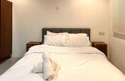 Tunku Apartamento | Chic Designer Bedroom in Shared Bungalow near LRT SS1 PJ