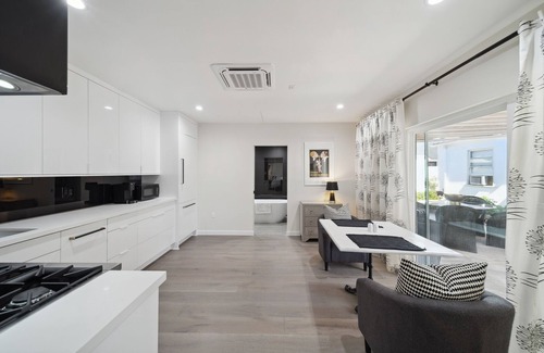 Floral Park Casa | Chic Executive - Historic Floral Park Guest House 1 Bedroom Bungalow by Redawning