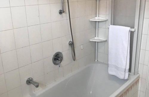 Hirschhorn Apartamento | Chic furnished apartment in a beautiful location with gardens and a view.