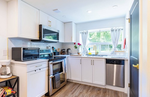 Halton Regional Municipality Apartamento | Chic Hotel-Style Retreat by Toronto Premium Outlets