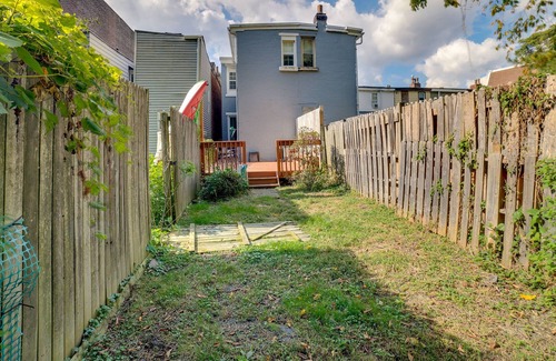 Millvale Apartamento | Chic Pittsburgh Townhome w/ Private Deck!
