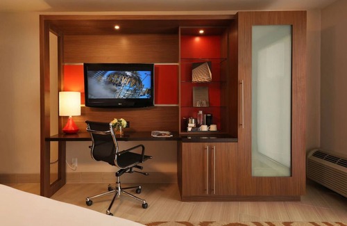 Los Angeles Hotel | Chic Room for a Relaxing Stay! Rooftop Dining, Outdoor Pool, LA Skyline Views!