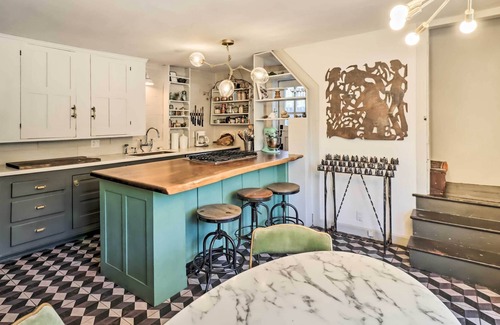 Saylorsburg Cabina | Chic Saylorsburg Escape w/ Hot Tub + Fire Pit