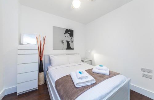 Highbury West Apartamento | Chic Sun-Filled 1 BDR Apt with Private Terrace