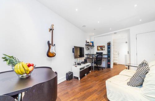 Highbury West Apartamento | Chic Sun-Filled 1 BDR Apt with Private Terrace