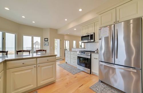 De Tour Village Casa | Chic Townhome on Lake Huron w/ Private Beach!