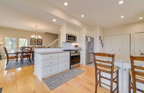 De Tour Village Casa | Chic Townhome on Lake Huron w/ Private Beach!