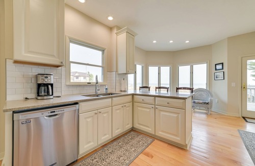 De Tour Village Casa | Chic Townhome on Lake Huron w/ Private Beach!
