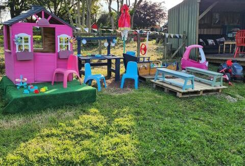 Pembroke Otro | Chick