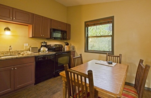 Wisconsin Dells Cabaña | Christmas Mountain Village - 2 Bedroom Cottage