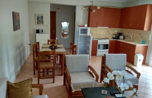 Metagkitsi Apartamento | Christos Central Apartment Two Bedroom Apartment Sleeps 5