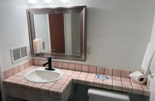 Hollister Hotel | Cinderella Motel