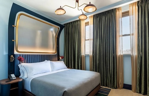 Center City Hotel | City Lights and Comfortable Nights in Philly! Pets Allowed, Onsite Parking!